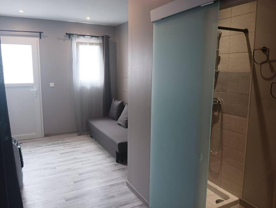 Chambre & Sdb Privee Avec Piscine En Bord De Via Rhona Sarras Exterior photo